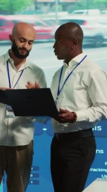 Dikey Video Uzmanları gerçek zamanlı trafik dinamiklerini güvenlik kameraları ve güvenlik kameralarından izliyorlar. Devlet dairesi çeşitli çalışanları GPS uydusundan arabaları takip ediyor. Kamera.