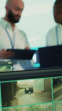 Trafiği izlemek için CCTV gözetim sistemini kullanan dikey video çeşitliliği çalışanları uydu radar sistemi aracılığıyla halkın güvenliği için hız limitlerini takip ediyorlar. Kontrol altındaki büyük ekranda çalışan insanlar