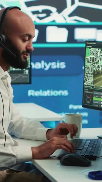 Video Verticale Operatore Call Center Mediorientale Indicazioni Corriere Evitare Traffico — Video Stock