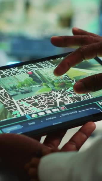 Dikey Video Yöneticisi Uydu Haritasıyla Şehirde Gezinen Bir Teslimat Aracını — Stok video