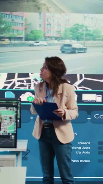 Vertical Video Team Leader Tracking Delivery Cars Location City Map — Vídeo de Stock