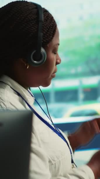 Vertical Video African American Employee Monitoring Traffic Activity City Using — Αρχείο Βίντεο
