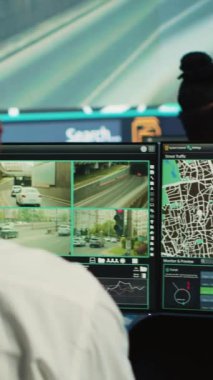 Vertical Video Diverse operatörleri uydu navigasyon haritasında teslimat arabalarını takip ediyor, trafikten kaçınmak ve varış noktasına ulaşmak için şehirdeki kuryeleri yönlendiriyor. Nakliye acentası