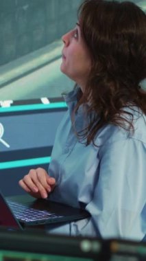 Uydu haritasında nakliye kamyonu güzergahını takip eden dikey video denetçisi kontrol merkezinin koordinatları ve navigasyonunu kullanıyor. Emir takibi ve sevkiyatı denetleyen yönetici