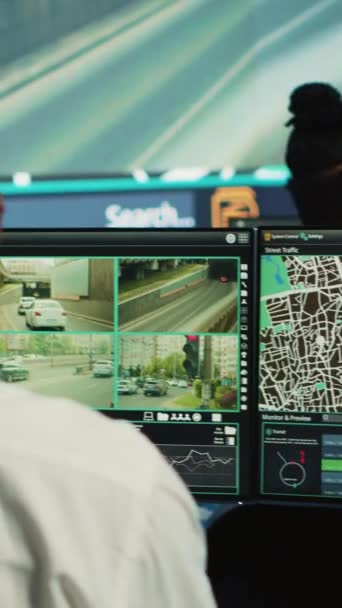 垂直视频多样化的员工操作员在卫星导航地图上跟踪送货车 引导城市的快递员避开交通 到达目的地 航运代理交付 — 图库视频影像