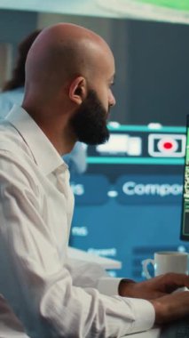 Vertical Video Diverse operatörleri müşterilere sipariş takibi ile ilgili güncellemeler veriyor, CCTV kamera görüntüleri ve uydu haritasıyla hızlı teslimatı sağlamak için çalışıyorlar. Kontrol merkezinde çalışanlar.