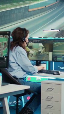 Dikey Görüntü, kuryelere sipariş teslimat talimatları konusunda yardım edemeyen yorgun çalışanı stresli ve kontrol merkezinde çok çalışılmış hissediyor. Uydu haritası GPS ve CCTV görüntüleri. Kamera B.