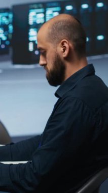 Sunucu odasındaki dikey videocu dizüstü bilgisayar ve PC 'ye kod yazarak tehditlerden korunmasını sağlıyor. Bilgisayarları yetkisiz erişime karşı korumak için bilgisayar ve dizüstü bilgisayar kullanan bilişim uzmanı
