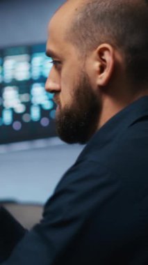 Ağ güvenlik veri merkezinde çalışan dikey video bilimci optimal performans sağlıyor. İşletim sunucuları arasında enerji tüketimini izleyen çalışanları destekler