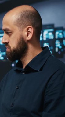 Dikey Görüntü Sistemi Yöneticisi, sunucu çiftliği programlama üzerine yoğunlaştı. Gelişmiş ekipman depolama büyük veri bankaları. Bilgisayar üzerinde karmaşık hesaplama yapan veri merkezi raflarını onarmak için yazıcı kodu