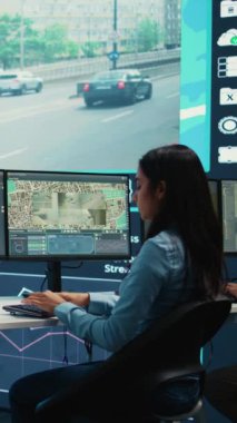 Dikey Video Hindistanlı nakliye şirketi çalışanı, güvenlik kameralarından veri topluyor nakliye için kargo taşıyan nakliye kamyonlarına yardım ediyor. Operatör takip emirleri için GPS koordinatlarını kullanır