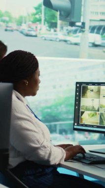 Dikey Video Afrikalı Amerikalı çalışan, kırmızı ışık radar sistemi üzerinden arabaların verilerini topluyor ve hükümetin güvenlik faaliyetleri için gerçek zamanlı güvenlik görüntülerini kullanıyor. Kamera B.