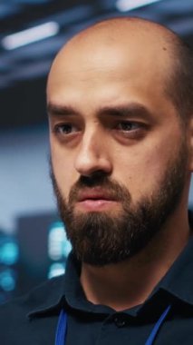 Sunucu merkezi yazma kodundaki dikey video yönetimi verilerin tehditlerden korunmasını sağlıyor. Bilişim mühendisinin süper bilgisayarları izinsiz erişime karşı korurken yakın plan görüntüsü.