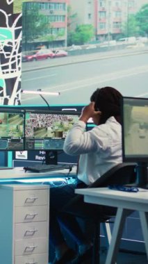 Dikey Afrikalı Amerikalı çalışan GPS koordinatlarıyla uydu navigasyon emirlerini takip ediyor. Ekspres nakliye hizmeti kuryelerine yardım etmek için rotalar arıyor. Kontrol ajansta.