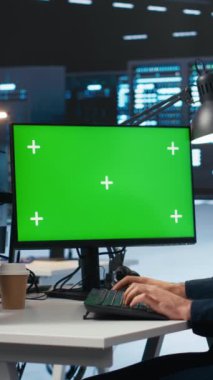 Dikey video yönetimi sunucu odasını denetliyor, izole ekran ekranında kod çalıştırıyor, sorun çıkaran sunucular. Krom anahtar PC kullanarak donanım kümelerini ve depolama dizilerini güncelleyen teknisyenler