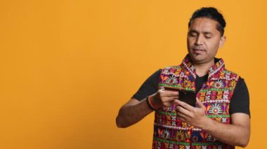 Adam telefon sitesine ödeme metodu ekliyor, terfi ve stüdyo geçmişinden faydalanmaktan zevk alıyor. İnternet alışverişi yapmaktan heyecan duyan kişi, akıllı telefondan kredi kartı verilerini yazmak, kamera A