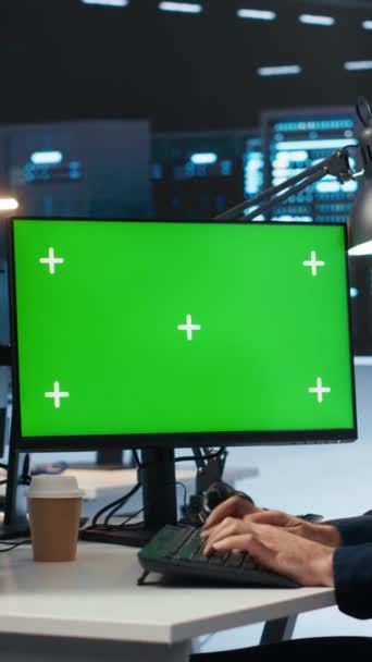 数据中心住房超级计算机存储数据集的绿色屏幕Pc上的垂直视频It员工编程 管理计算机模拟监视器上的写入代码以修补数据中心架 — 图库视频影像