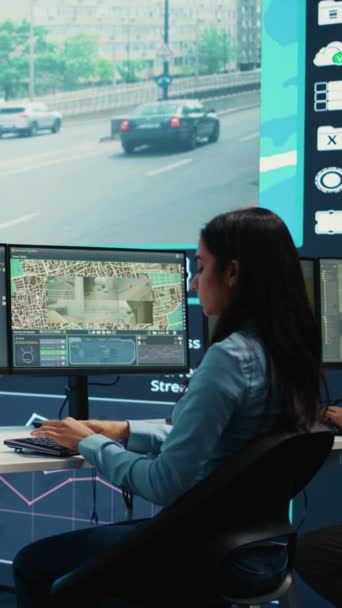 垂直视频印度航运机构的员工通过监控录像收集交通数据 帮助送货卡车运送货物 操作员使用Gps坐标来跟踪订单 — 图库视频影像