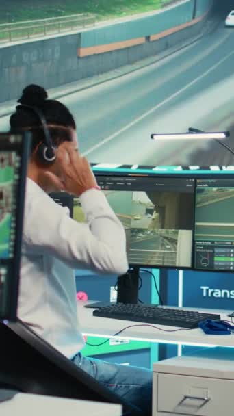 Vídeo Vertical Operador Call Center Indiano Dando Atualizações Sobre Ordem — Vídeo de Stock