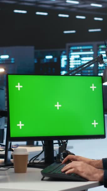 Vertikální Video Technik Dohlíží Serverovou Místnost Běží Kód Počítači Zelenou — Stock video