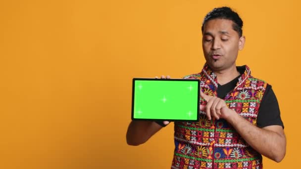 Retrato Índio Fazendo Marketing Influenciador Usando Tablet Tela Verde Isolado — Vídeo de Stock