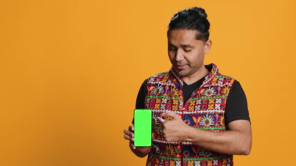 Influencer Presenting Green Screen Mobile Phone Isolated Studio Background Indian — Αρχείο Βίντεο
