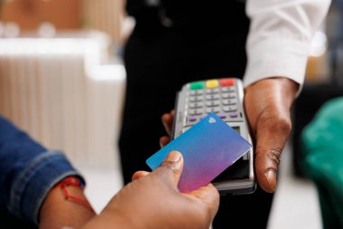NFC 'nin kredi kartı işlemleri için oteldeki ödeme metodunu kullanıyoruz. Gezgin konukseverlik hizmetleri, elektronik para, e-ödeme
