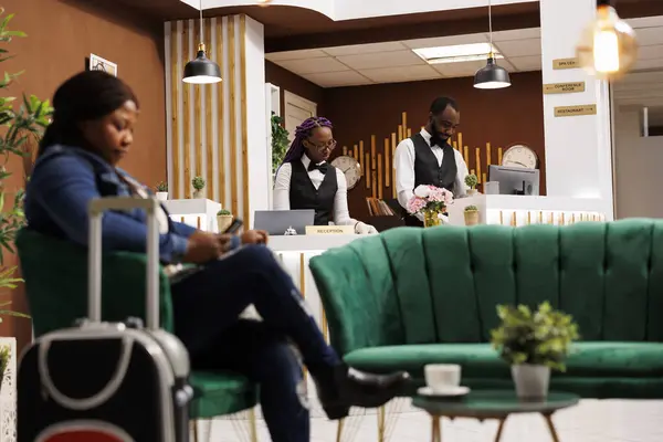 African American Receptionen Personal Som Arbetar Tillsammans Bakom Receptionen Räknare Stockbild