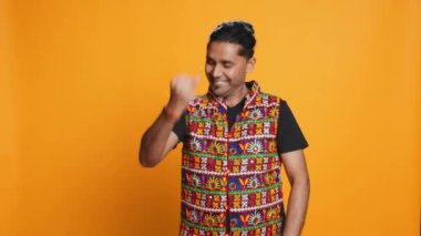 Narsist, neşeli Hintli adamın portresi kutlama ve övünme, kibir gösterme. Başarı, tezahürat ve el kol hareketleri, stüdyo geçmişi ve kamera B ile övünen tatmin olmuş kişi.