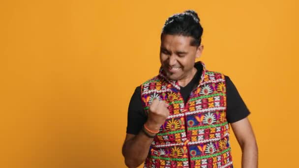 Porträt Eines Narzisstischen Fröhlichen Indischen Mannes Der Feiert Und Prahlt — Stockvideo