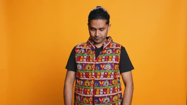 Yimser Hintli Adam Portresi Renkli Bir Yelek Giyiyor Yüzü Gülüyor — Stok video