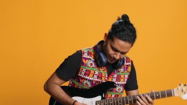 Pria Bahagia Memegang Gitar Listrik Bermain Musik Rock Terisolasi Atas — Stok Video