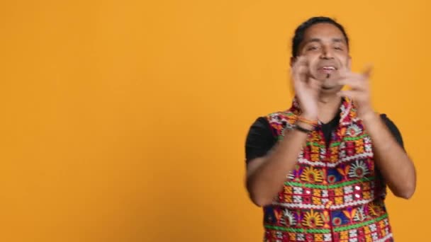 Omul Indian Bucuros Bate Din Palme Extatic Realizări Persoană Entuziasmată — Videoclip de stoc