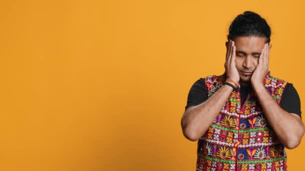 Orolig Indian Man Täcker Ansiktet Med Handflator Orolig För Framtiden — Stockvideo