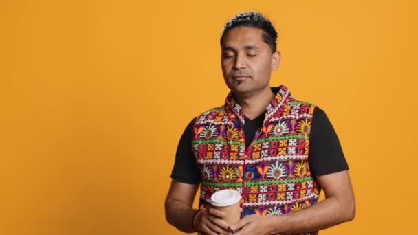 Omul Indian Obosit Sorbind Cafea Proaspătă Din Ceașcă Hârtie Unică — Videoclip de stoc