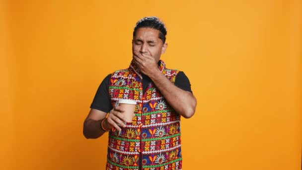 Trött Indian Man Smuttar Färskt Kaffe Från Engångs Pappersmugg Tidigt — Stockvideo