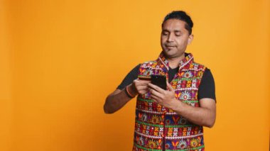 Adam telefon sitesine ödeme metodu ekliyor, terfi ve stüdyo geçmişinden faydalanmaktan zevk alıyor. İnternet alışverişi yapmaktan heyecan duyan, akıllı telefondan kredi kartı verileri yazan, kamera B
