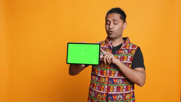 Potret Pria India Yang Melakukan Pemasaran Influencer Menggunakan Tablet Layar — Stok Video
