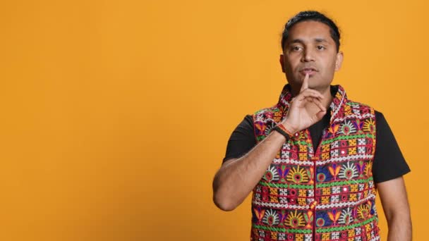 Genervter Indischer Mann Mit Zitternder Hand Gestikulierend Genervt Von Lärm — Stockvideo