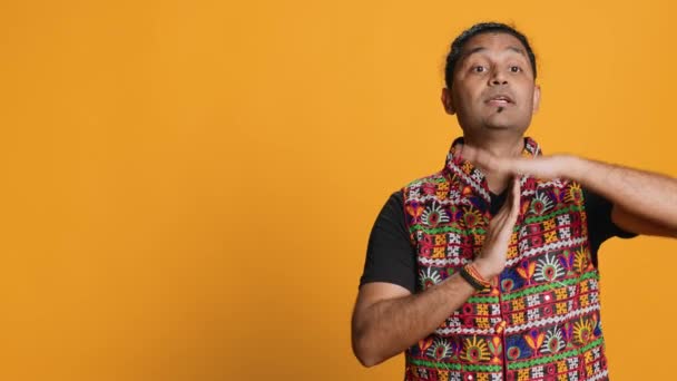 Porträt Eines Durchsetzungsstarken Indischen Mannes Der Eine Auszeit Bittet Handgesten — Stockvideo