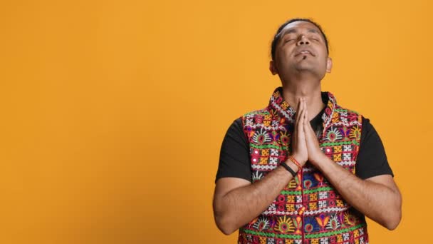 Kegyes Indián Ember Imádkozik Istenéhez Bocsánatért Könyörög Lelki Személy Nem — Stock videók