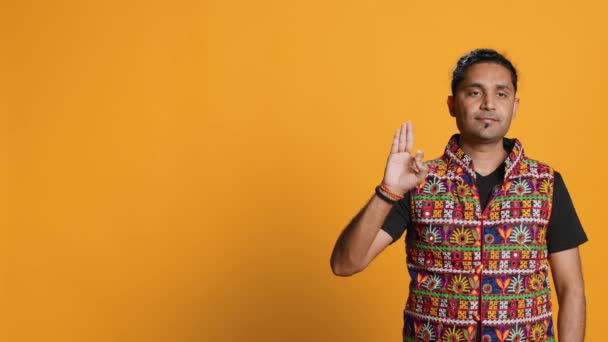 Індійський Чоловік Робить Знак Нормальної Руки Відчуваючи Себе Задоволеним Погоджуючись — стокове відео