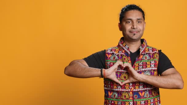 Retrato Homem Índio Alegre Amigável Fazendo Gesto Forma Símbolo Coração — Vídeo de Stock