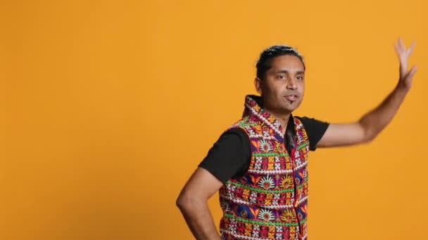 Радостный Человек Веселится Танцует Ритме Наслаждается Выходными Работе Бодрый Индиец — стоковое видео