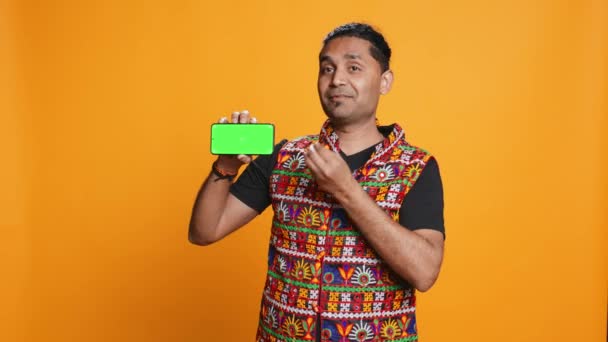 Innehållsskapare Presentera Grön Skärm Mobiltelefon Isolerade Över Studio Bakgrund Indiska — Stockvideo