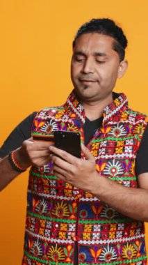 Dikey Videocu, internet sitesine ödeme metodu ekliyor. Terfilerden ve stüdyo geçmişinden faydalanmaktan zevk alıyor. İnternet alışverişi yapmaktan, akıllı telefondan kredi kartı verilerini yazmaktan heyecan duyan biri.