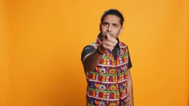 Hayal kırıklığına uğramış Hintli bir adam arkadaşa fiyasko konusunda öğüt veriyor, stüdyo arka planında izole edilmiş. Eşi ile anlaşmazlık içinde olan, onu suçlayan ve ders veren, kamera B