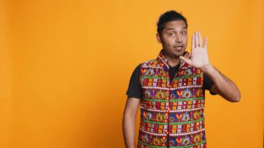 Sert Hintli adam dur işareti yapıyor, şikayet ediyor. Yetkili kişi dur işareti yapıyor, konsepti bitirmek istiyor, stüdyo arkaplanından izole edilmiş, kamera B