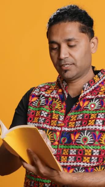 Vertikální Video Indián Čtení Knihy Baví Těší Postavy Zápletky Izolované — Stock video