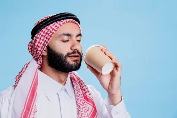 Muslim Man Wearing Traditional Islamic Clothes Drinking Coffee Paper Cup 图库图片